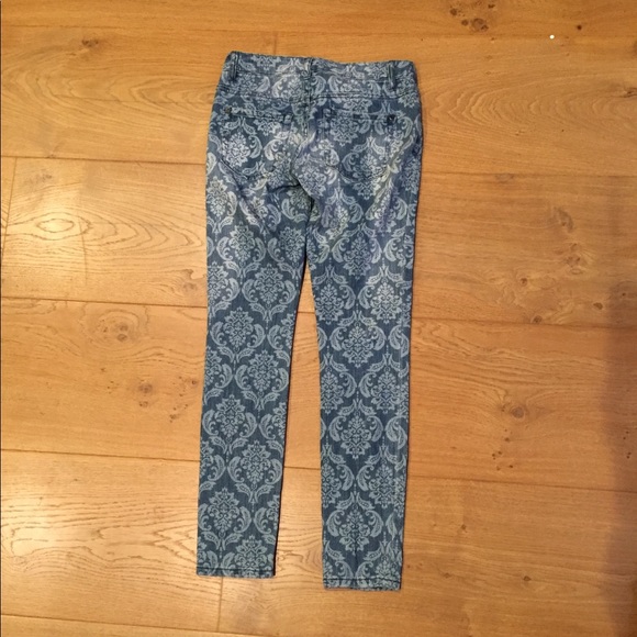 Forever21 Skinny Jeans with White “Floral” Design - Picture 6 of 8